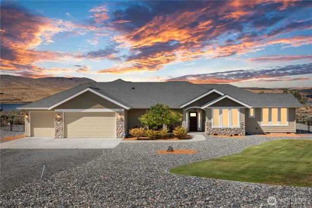 Property photo for 702 Lakeside Way Sw, Mattawa
