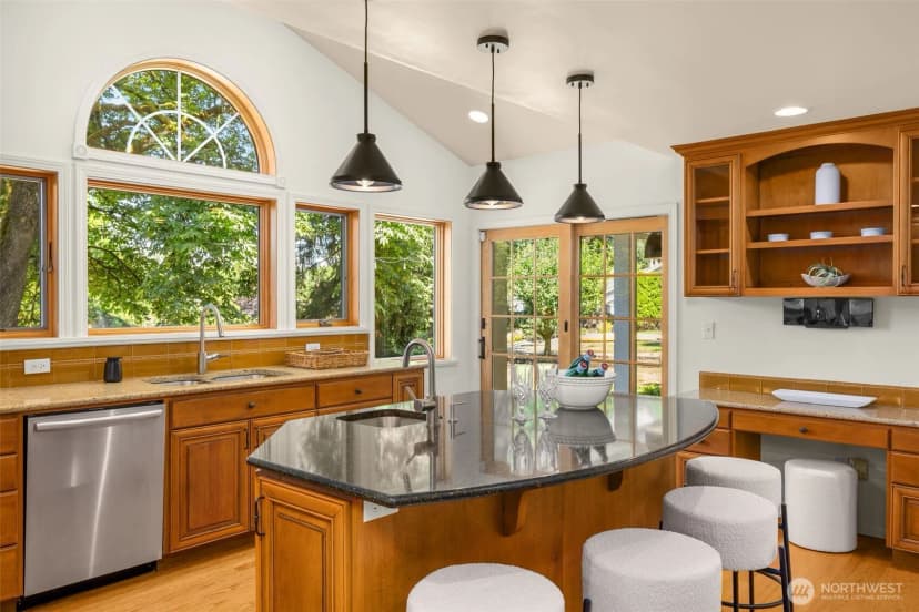 Property photo for 11216 E Riverside Drive, Bothell photo 4