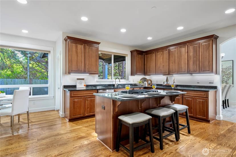 Property photo for 15607 88th Avenue Ne, Kenmore photo 9