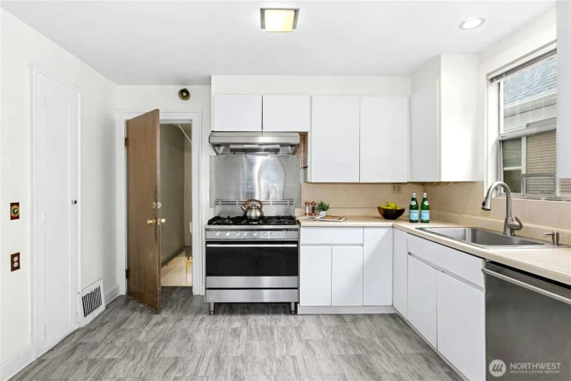 Property photo for 1009 Ne 70th Street, Seattle photo 9