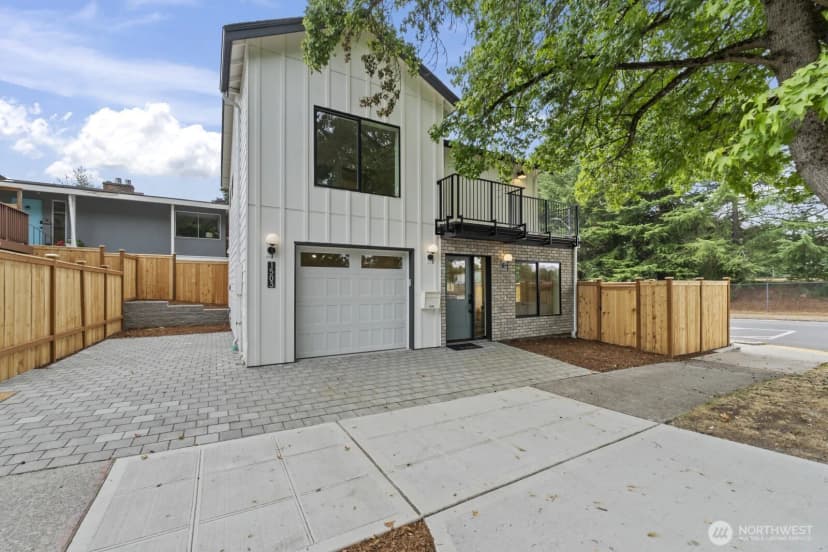 Property photo for 1503 Ne 73rd Street, Seattle photo 2