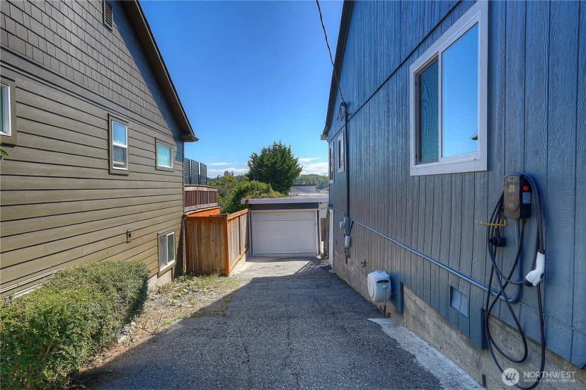 Property photo for 4040 32rd Avenue Sw, Seattle photo 23