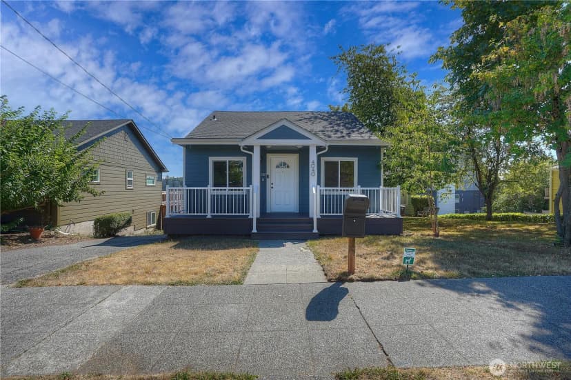 Property photo for 4040 32rd Avenue Sw, Seattle photo 2