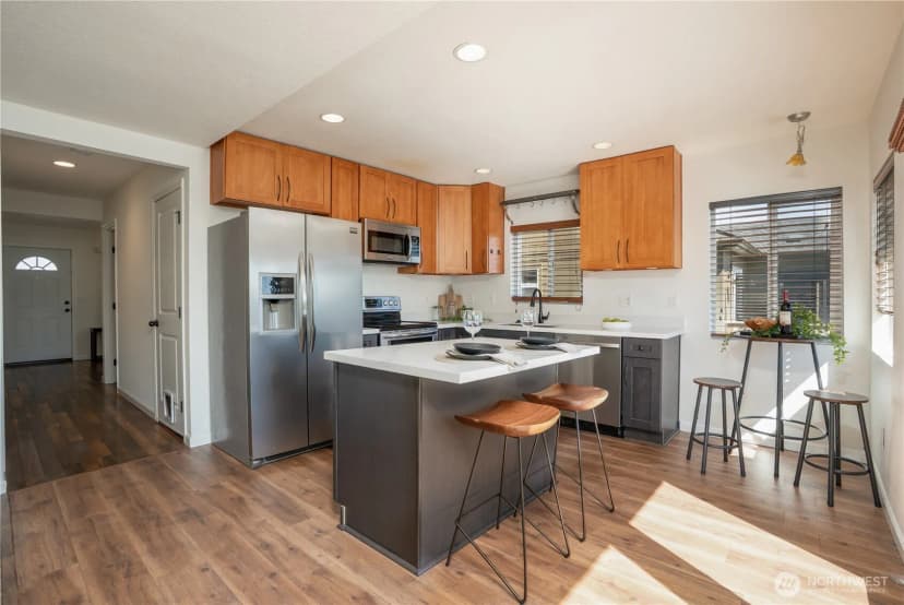 Property photo for 4040 32rd Avenue Sw, Seattle photo 4
