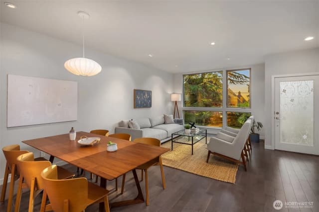 Property photo for 724 Belmont Place E, Seattle photo 2