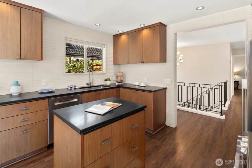 Property photo for 10040 35th Avenue Ne, Seattle photo 11