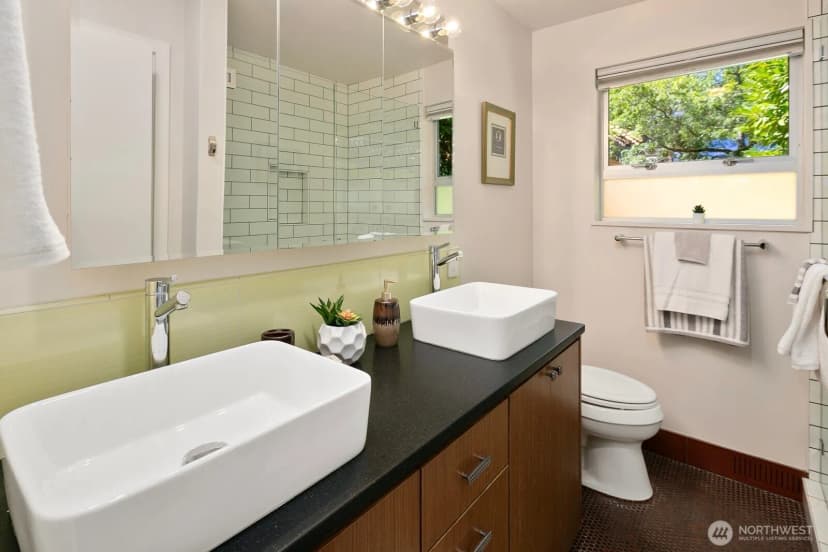Property photo for 10040 35th Avenue Ne, Seattle photo 16