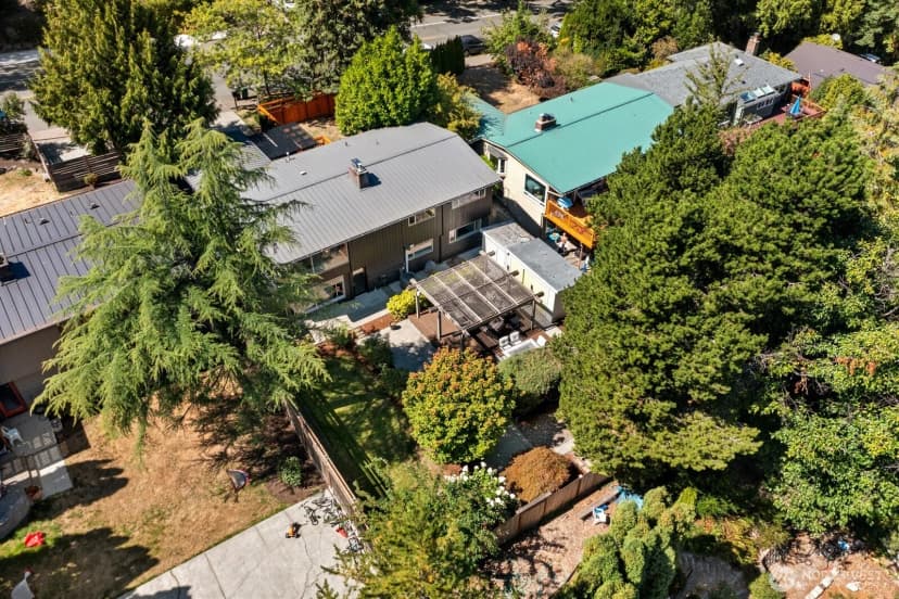 Property photo for 10040 35th Avenue Ne, Seattle photo 32