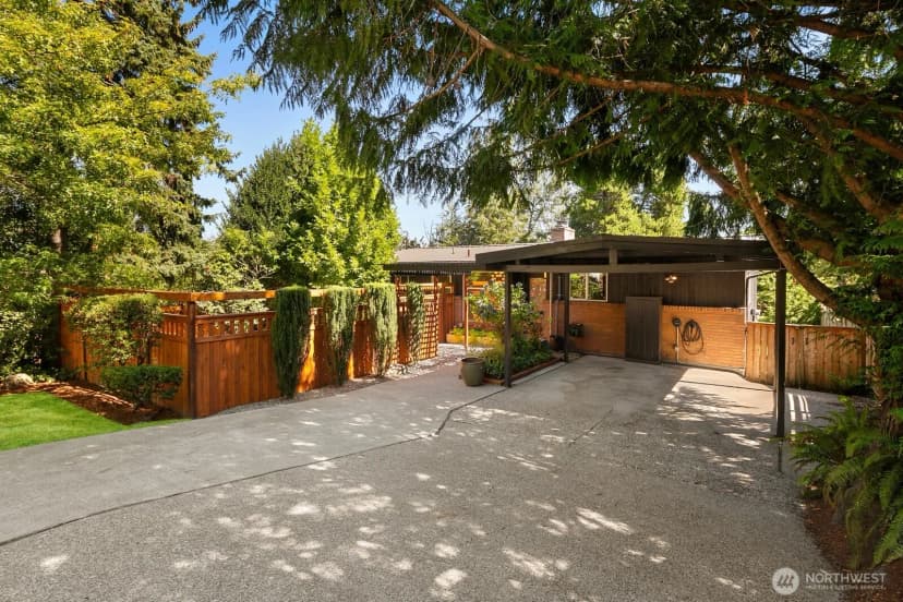 Property photo for 10040 35th Avenue Ne, Seattle photo 3