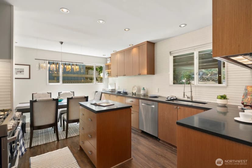 Property photo for 10040 35th Avenue Ne, Seattle photo 10