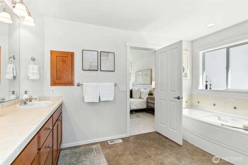 Property photo for 3419 Ne Meadow Way, Issaquah photo 21