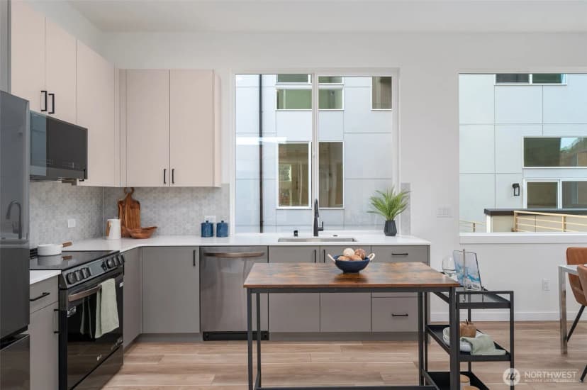 Property photo for 730 C Broadway E, Seattle photo 8