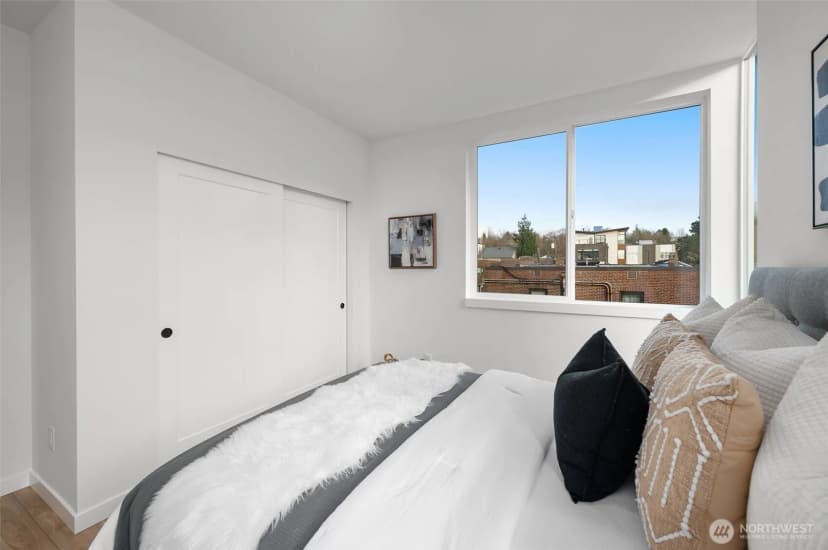 Property photo for 730 C Broadway E, Seattle photo 14