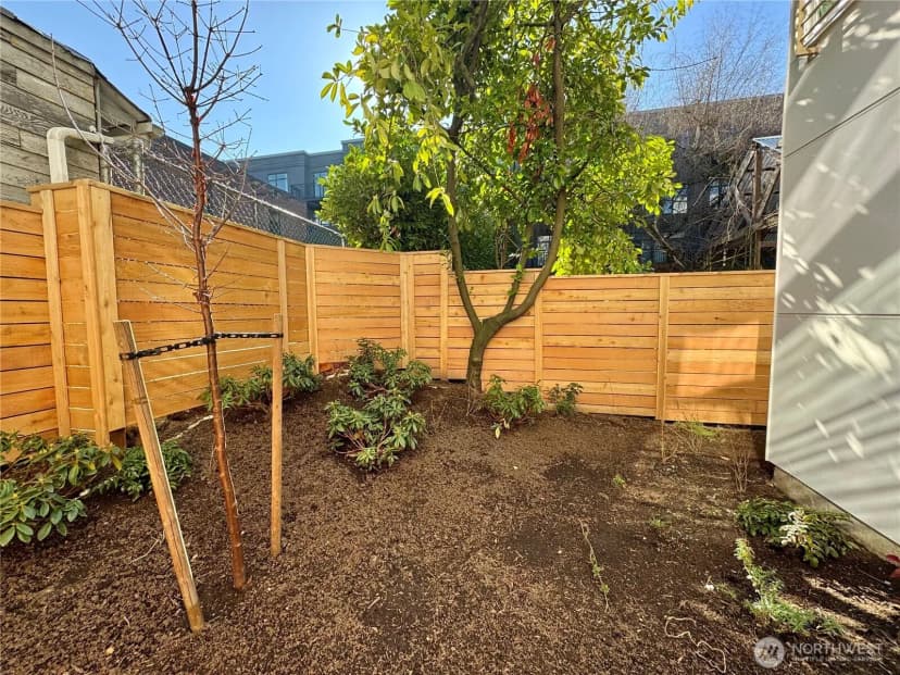 Property photo for 730 C Broadway E, Seattle photo 6