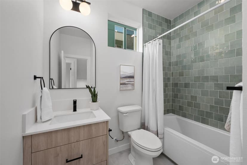 Property photo for 730 C Broadway E, Seattle photo 16