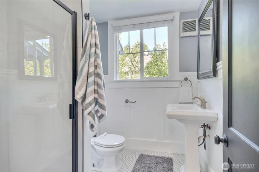 Property photo for 8605 Wallingford Avenue N, Seattle photo 14