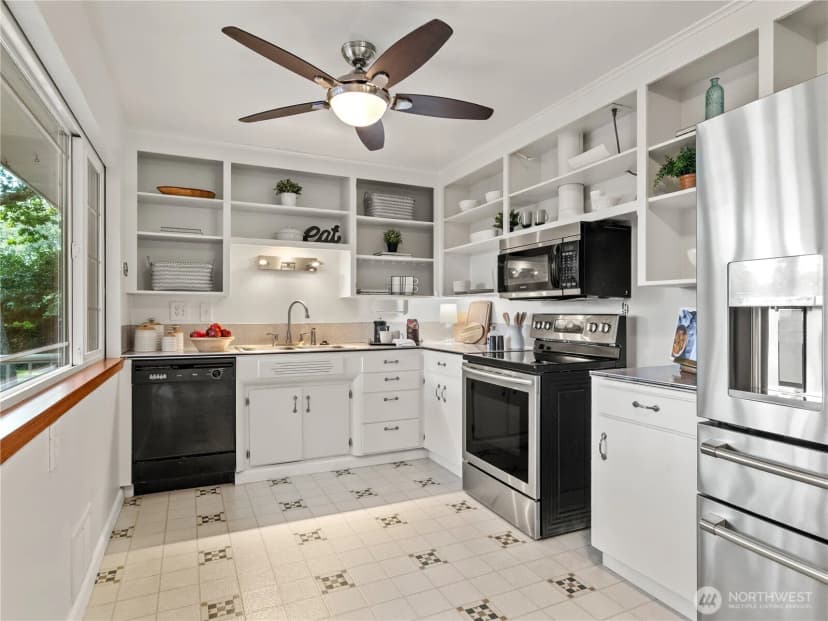 Property photo for 10510 Becker Drive Sw, Lakewood photo 9