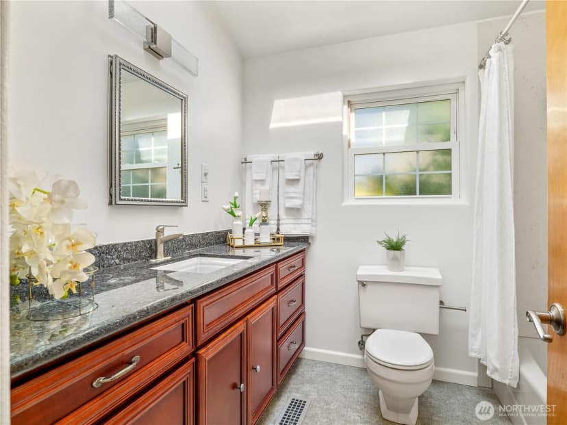 Property photo for 10510 Becker Drive Sw, Lakewood photo 17