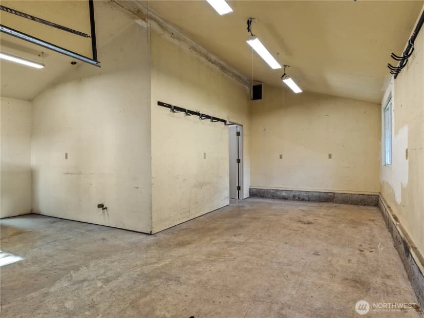 Property photo for 10510 Becker Drive Sw, Lakewood photo 28