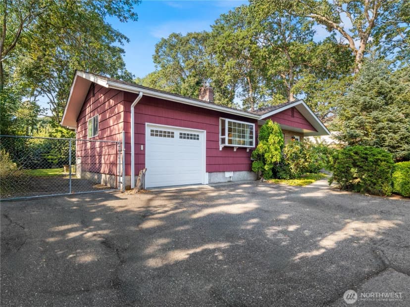 Property photo for 10510 Becker Drive Sw, Lakewood photo 3