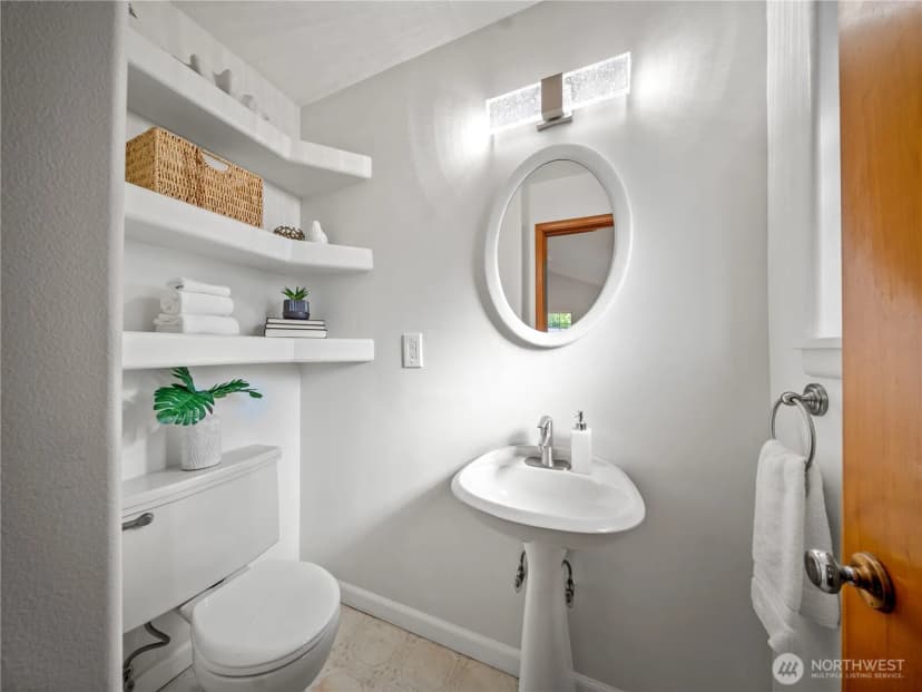 Property photo for 10510 Becker Drive Sw, Lakewood photo 14