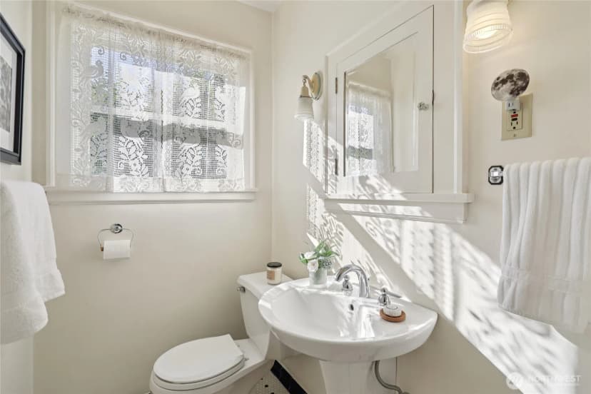 Property photo for 6847 18th Avenue Ne, Seattle photo 16