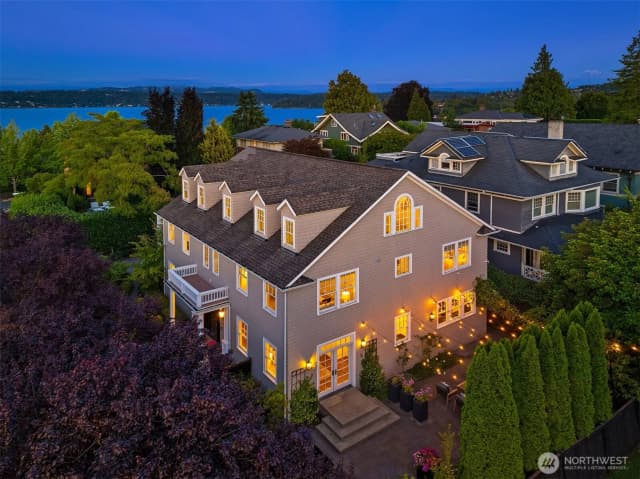 Property photo for 3202 Hunter Boulevard S, Seattle photo 2
