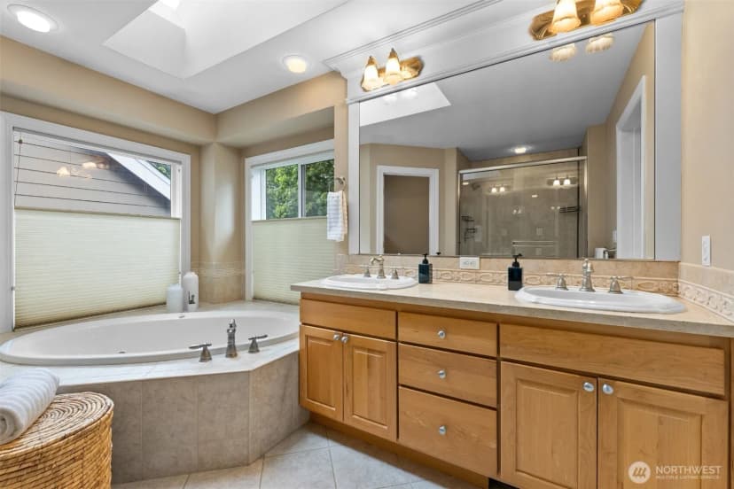 Property photo for 810 Lincoln Avenue Se, Renton photo 23