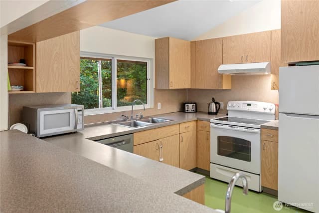 Property photo for 502 Cave Avenue Ne, Bainbridge Island photo 4