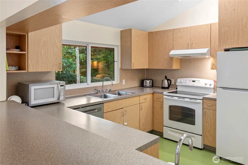 Property photo for 502 Cave Avenue Ne, Bainbridge Island photo 4