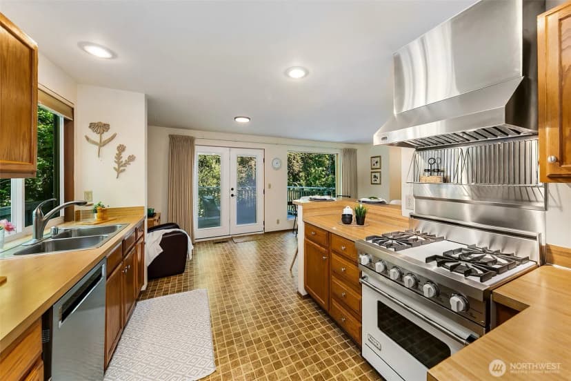 Property photo for 18008 25th Avenue Ne, Lake Forest Park photo 9