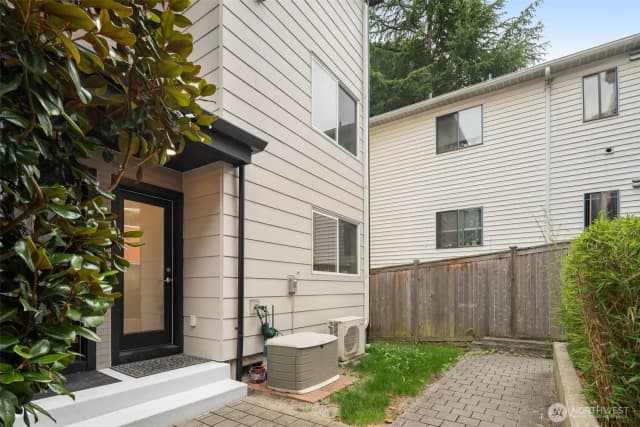 Property photo for 5915 Fauntleroy Way Sw #d, Seattle photo 2