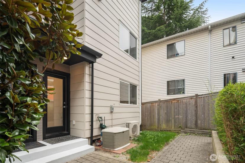 Property photo for 5915 Fauntleroy Way Sw #d, Seattle photo 2