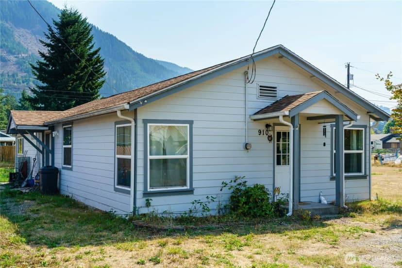 Property photo for 910 Sauk Avenue, Darrington photo 2