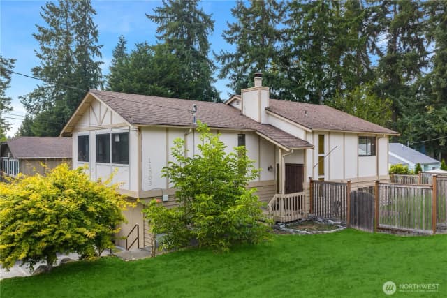 Property photo for 11503 Bartlett Avenue Ne, Seattle photo 4