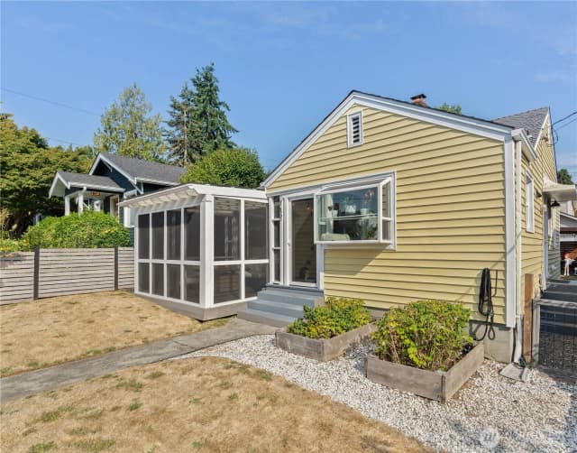 Property photo for 742 N 100 Street, Seattle photo 2