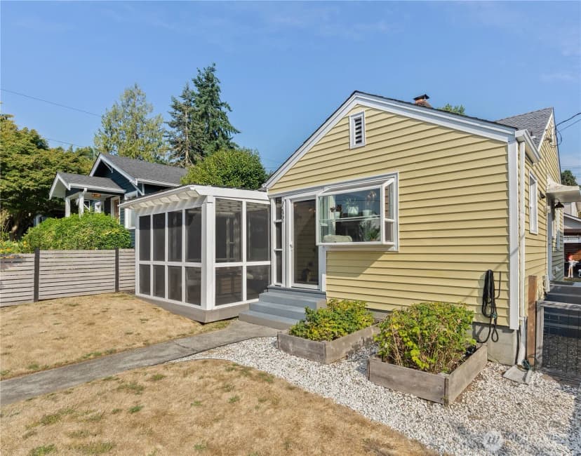 Property photo for 742 N 100 Street, Seattle photo 2