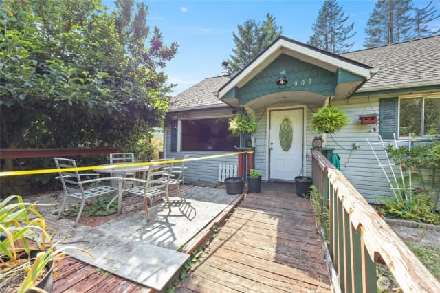 Property photo for 909 Fir Street Ne, Olympia photo 2