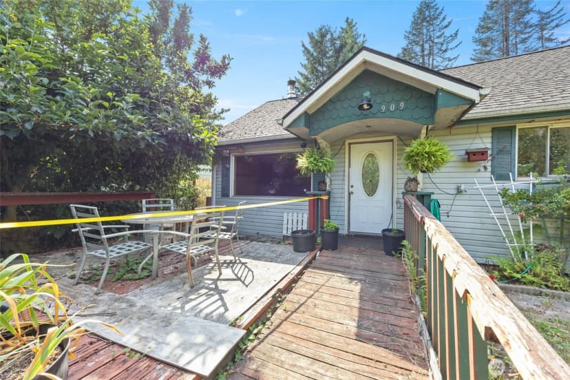 Property photo for 909 Fir Street Ne, Olympia photo 2