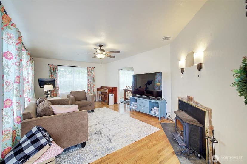 Property photo for 31612 8th Avenue S, Roy photo 13