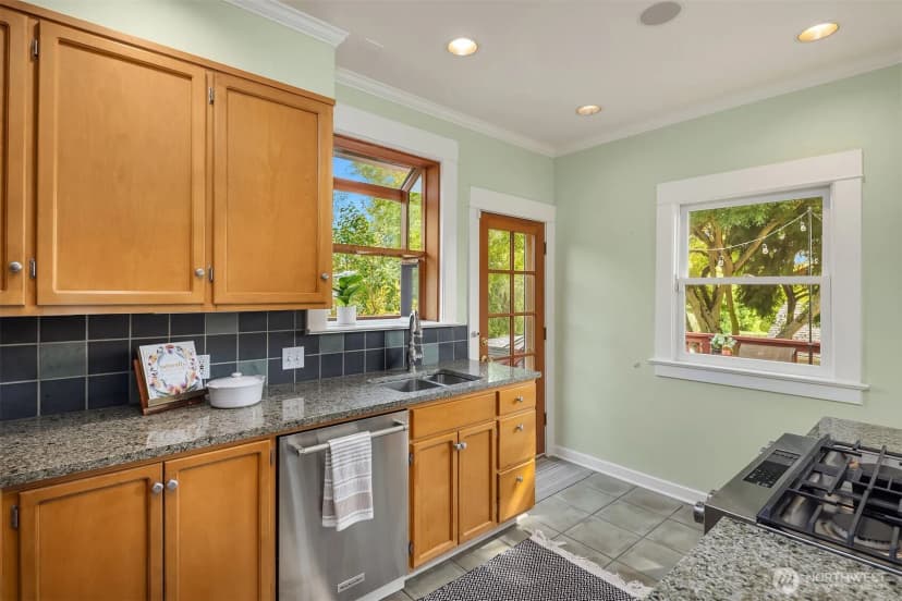 Property photo for 5210 35th Avenue Ne, Seattle photo 10