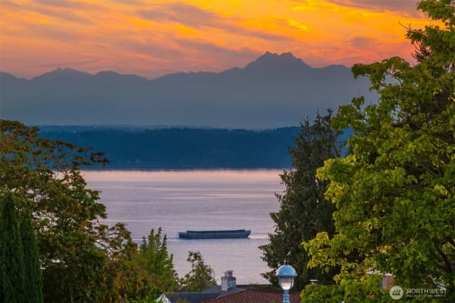 Property photo for 2538 Westmont Way W, Seattle photo 2
