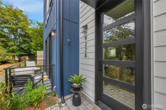 Property photo for 922 16th Avenue #a, Seattle photo 4