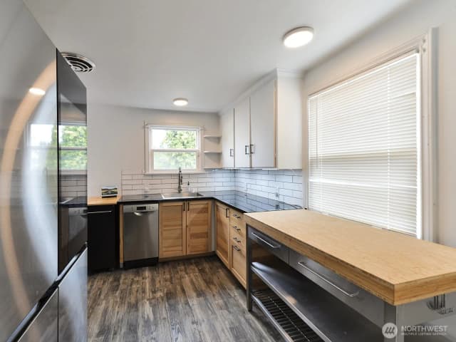 Property photo for 13417 1st Avenue Sw, Burien photo 3