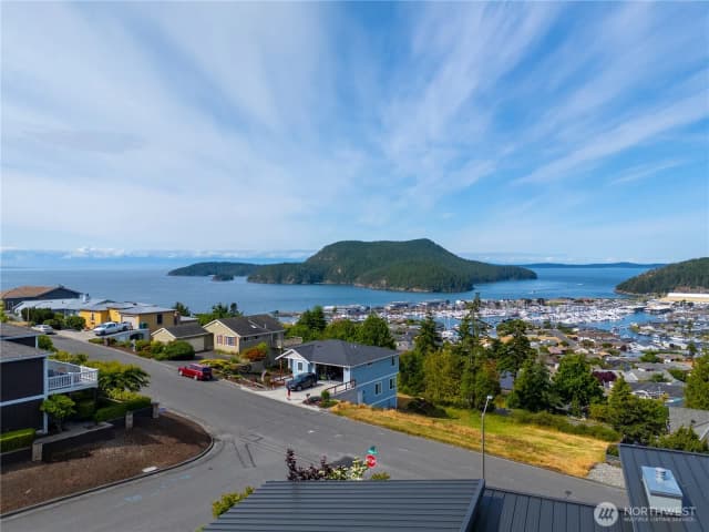 Property photo for 2016 Piper Circle, Anacortes photo 2