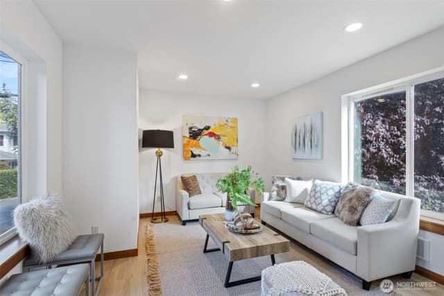 Property photo for 14011 Roosevelt Way N, Seattle photo 4