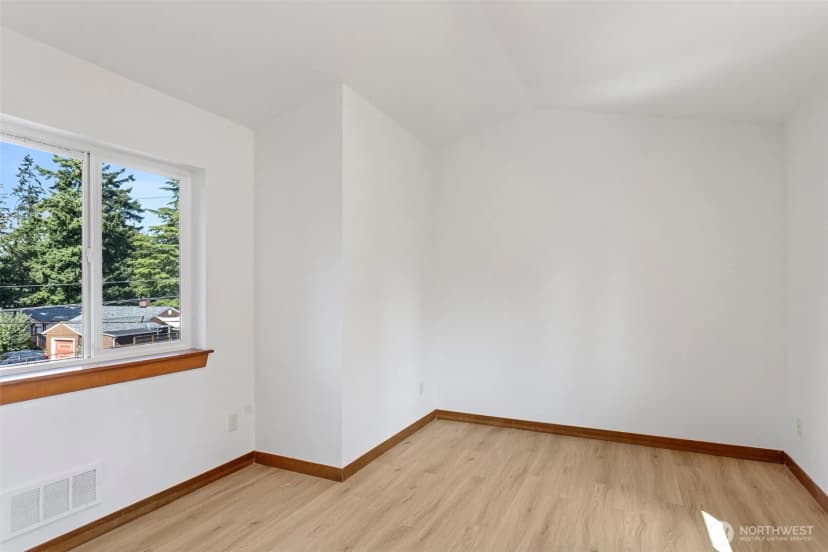 Property photo for 14011 Roosevelt Way N, Seattle photo 17