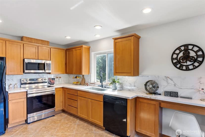 Property photo for 14011 Roosevelt Way N, Seattle photo 12