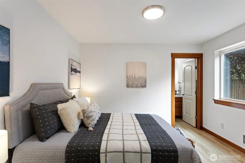 Property photo for 14011 Roosevelt Way N, Seattle photo 13