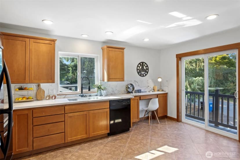 Property photo for 14011 Roosevelt Way N, Seattle photo 11